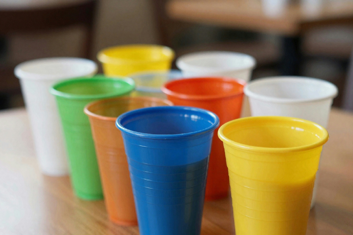 Addio plastica usa e getta nei ristoranti: ecco la data che cambierà il modo di mangiare in Europa